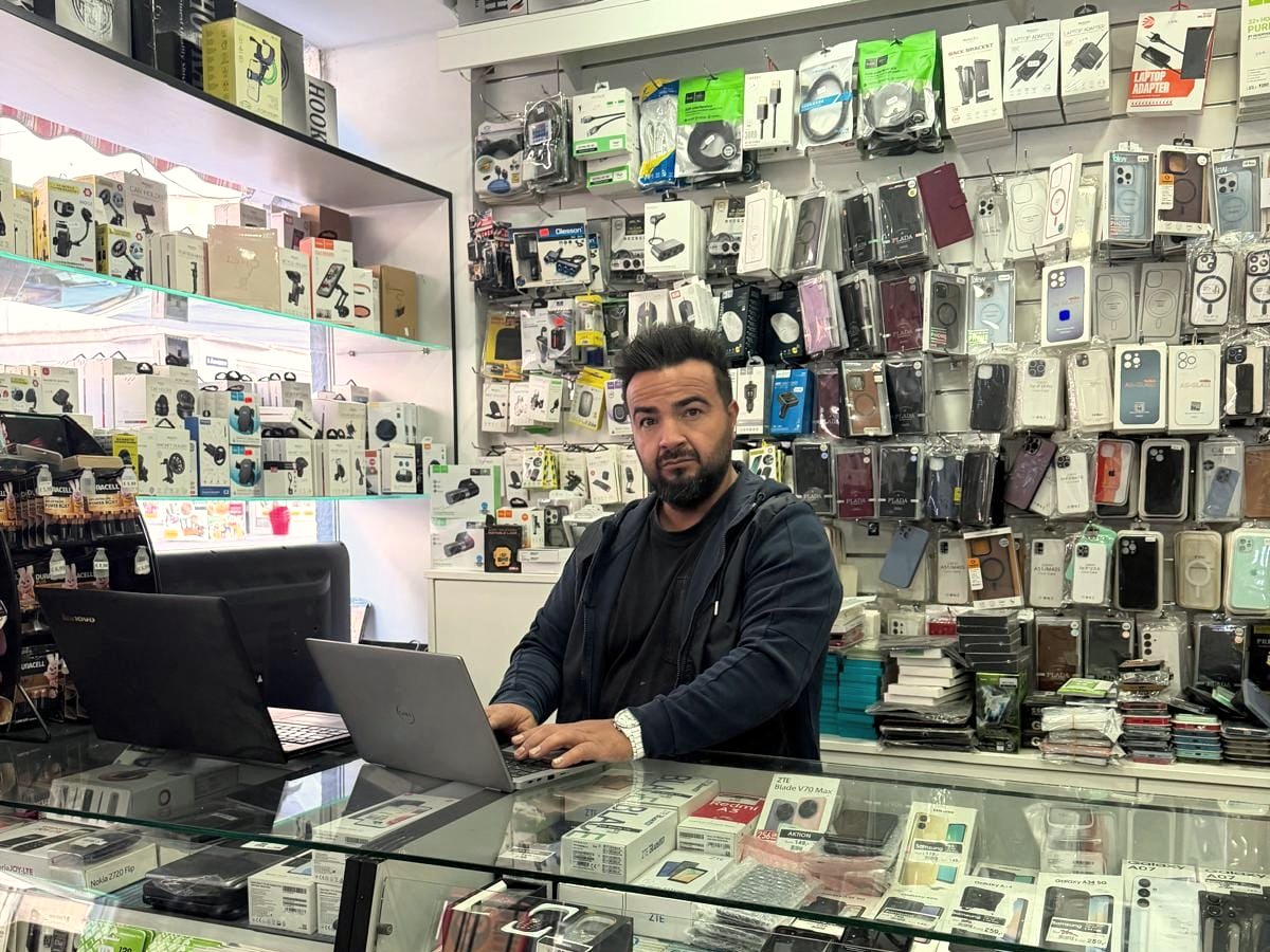 Ramazan Akpinar an der Theke im Geschäft in der Fasangasse 14